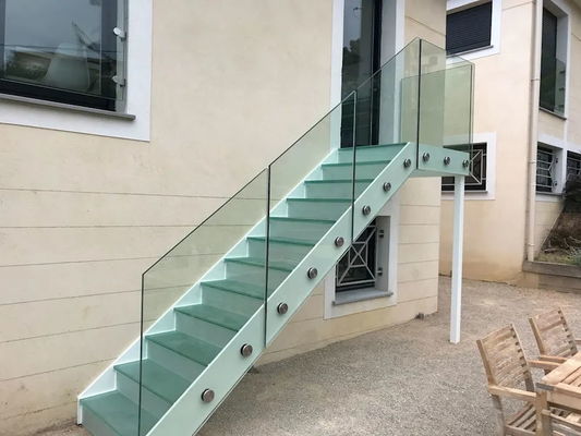 Outdoor Closed Riser Steel Stringer Straight Run Stairs With Glass Baluster