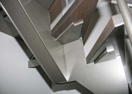 Middle Stringer Straight Flight Staircase Powder Coated Finish Surface